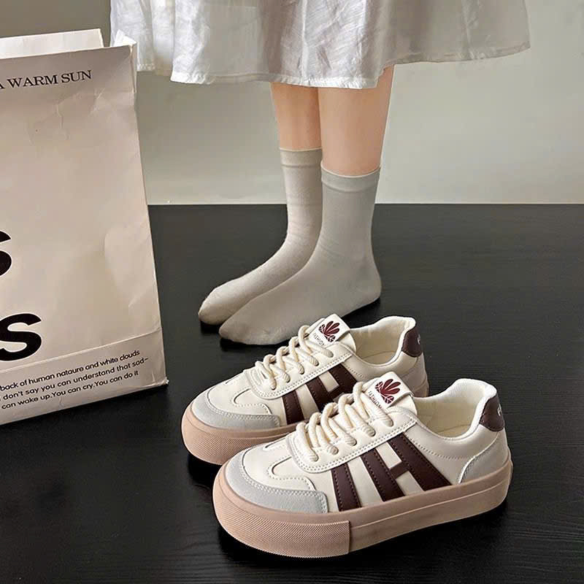 Giày thể thao nữ chữ HI